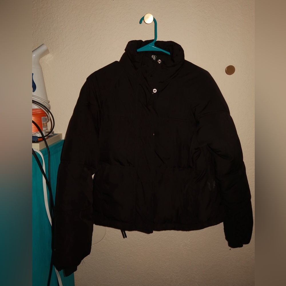 Black puffer jacket, cropped #winterjacket
#topshop